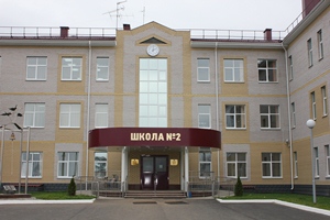 Входная группа Кизнерская средняя школа № 2 им. генерал-полковника В.П. Капашина. 