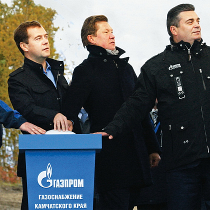 Дмитрий Медведев (второй слева), Алексей Миллер (третий слева) и Алексей Фарафонтов (первый слева) на торжественной церемонии ввода в эксплуатацию магистрального газопровода «Соболево — Петропавловск-Камчатский» (сентябрь 2010 г.)
