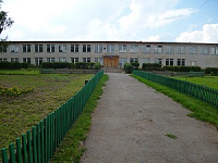 Входная группа Люкская средняя школа.  Советская,  58