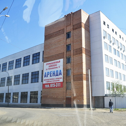Входная группа БЦ Новоажимова 12, аренда производственных и офисных помещений. 