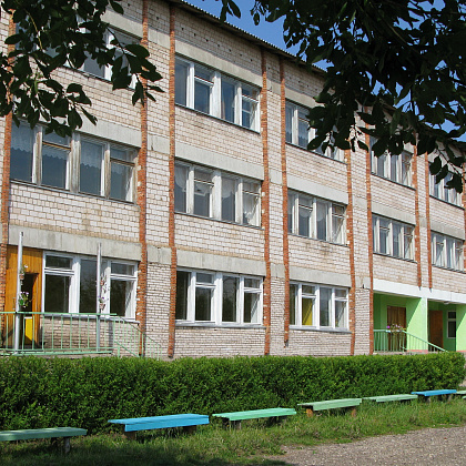 Входная группа Средняя школа села Уром. 